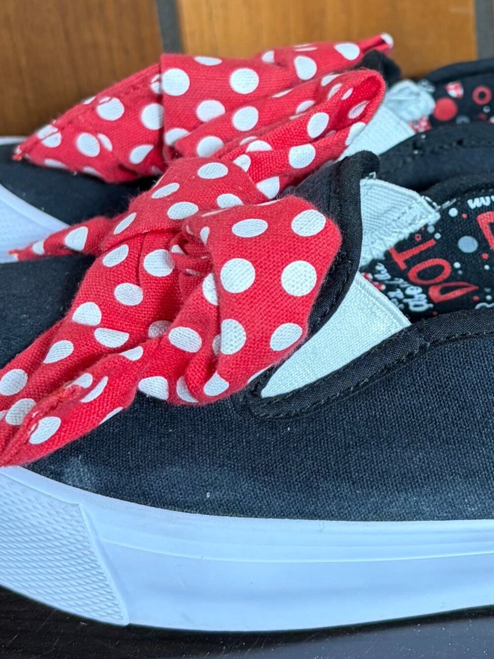 Disney Minnie Mouse Black Canvas Sneakers w/ Red & White Polka Dot Bows Sz 8 EUC
